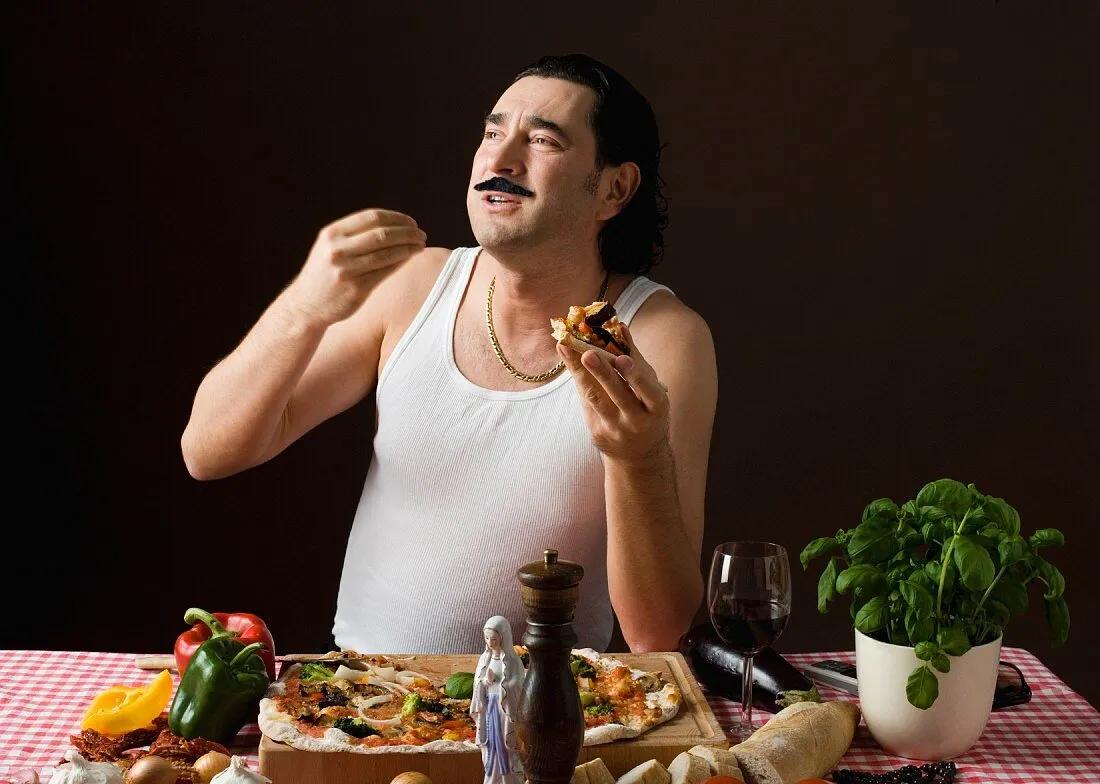 Typisch italienischer Mann isst Pizza – Bilder kaufen – 11287954 StockFood