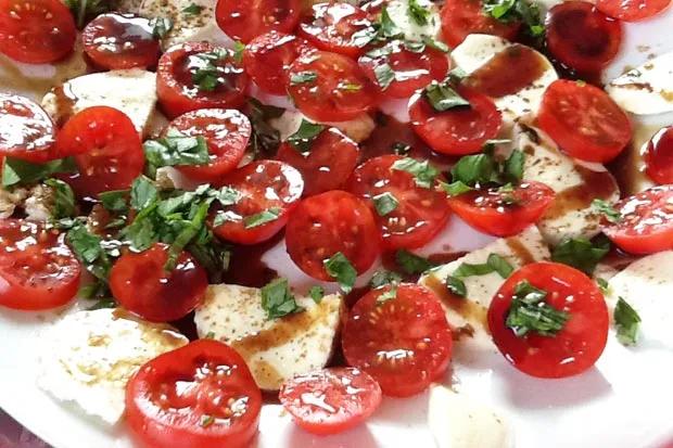 Mozzarella mit Tomaten und Basilikum - Rezept | GuteKueche.at