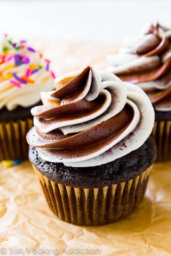 Schokoladen Cupcakes mit Vanille Zuckerguss | Sallys Backsucht in 2020 ...