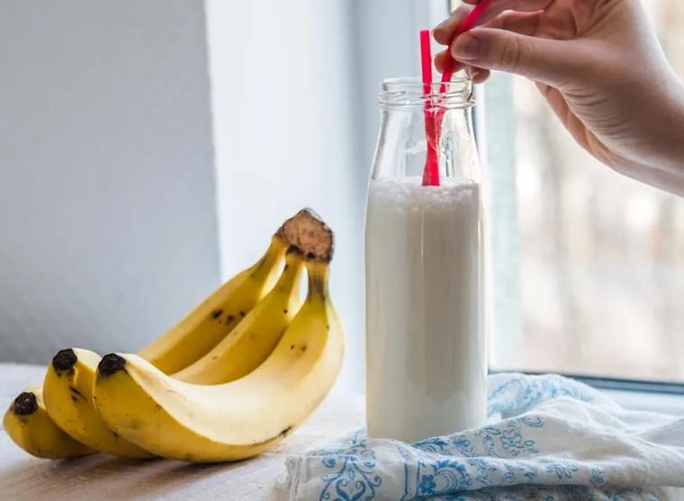 Fünf Rezepte für vegane Milch Mandelmilch Bananenmilch Cashewmilch
