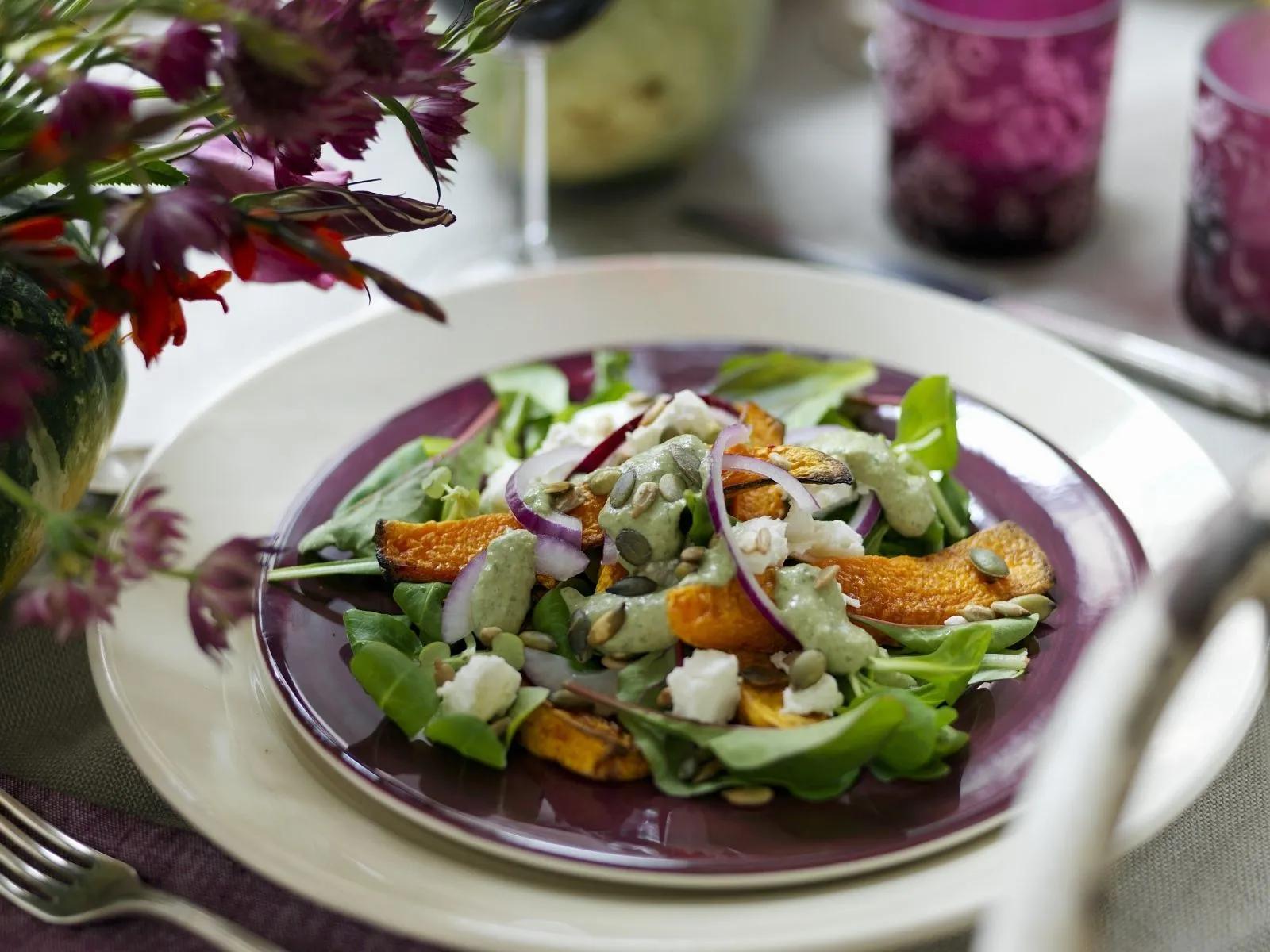 Kürbisschnitten mit Salat Rezept | EAT SMARTER