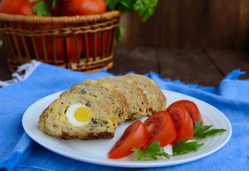 Hackbraten Mit Pilzen Und Gekochtem Ei Abschluss Oben Stockbild - Bild ...