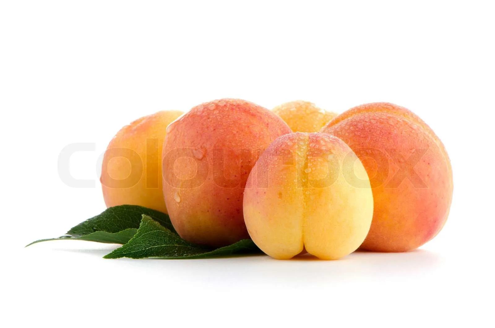 Süße Pfirsiche mit Blättern | Stock Bild | Colourbox