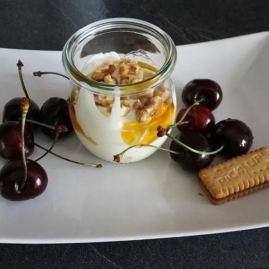 Griechischer Joghurt mit Honig und Walnüssen von Bananinchen| Chefkoch ...