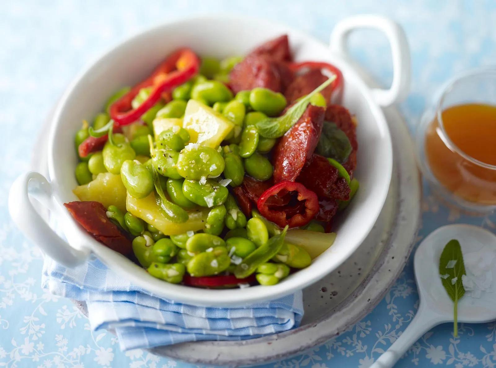 Lauwarmer Dicke-Bohnen-Salat mit Chorizo und Paprika Rezept | LECKER