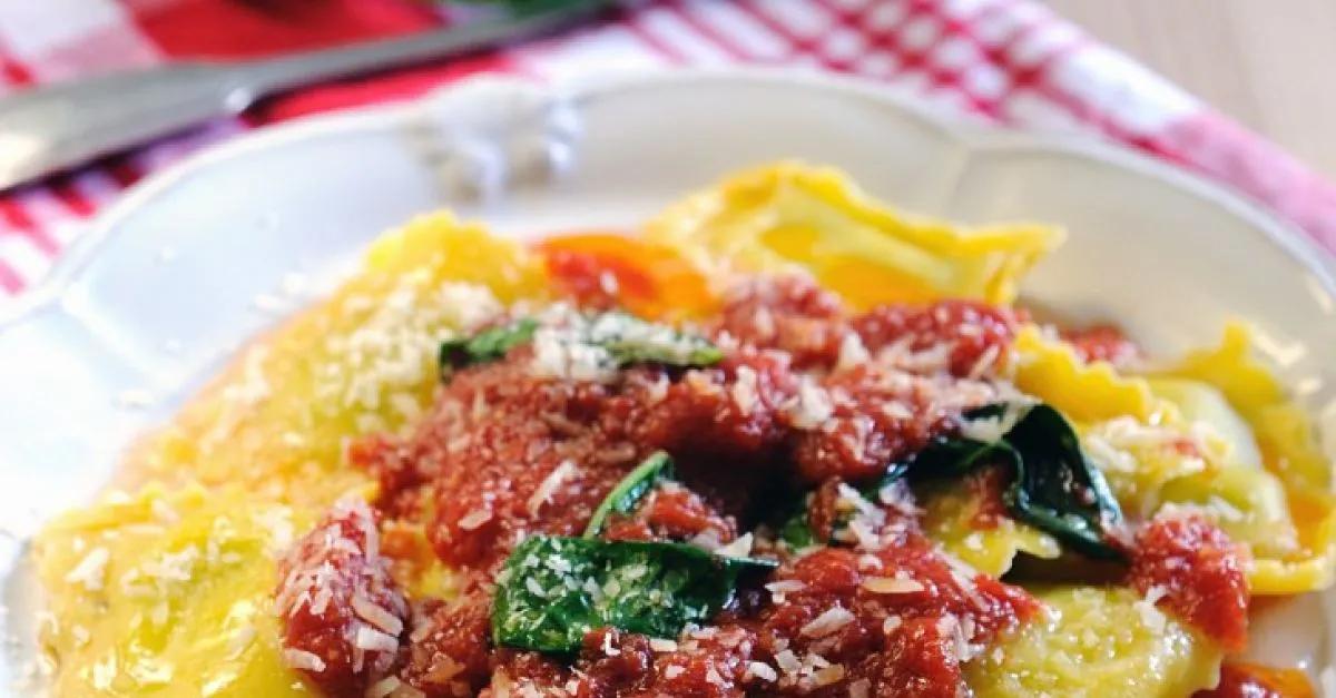 Ravioli mit Ricottafüllung und Tomatensauce Rezept | EAT SMARTER