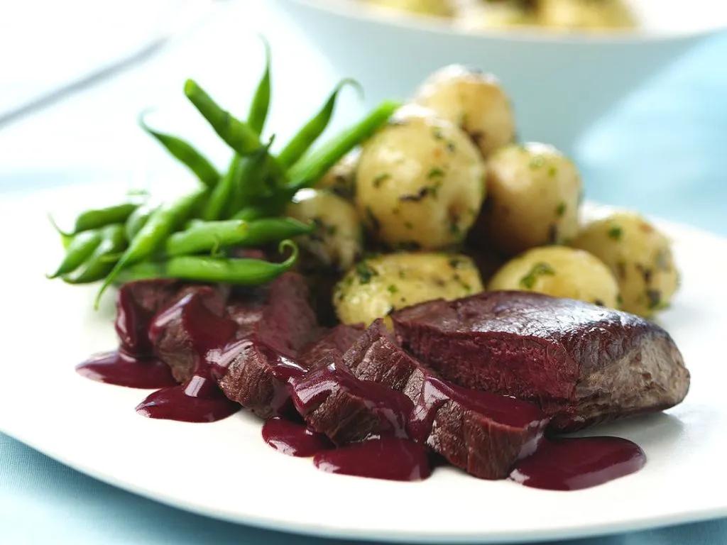 Hirsch in Weinsauce Rezept | EAT SMARTER