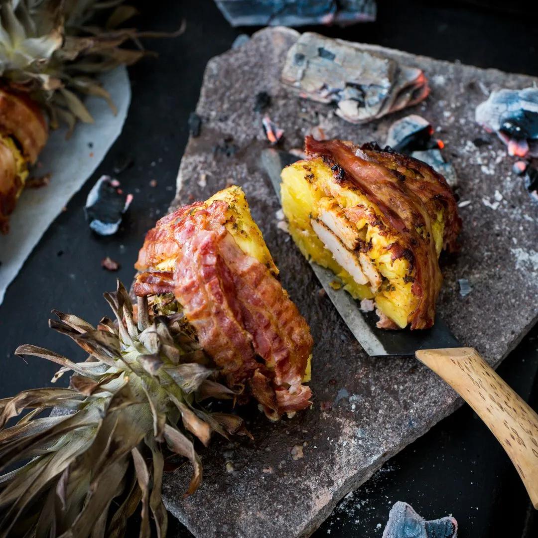 Gegrillte Ananas im Speckmantel mit Jerk Chicken und Chili | Rezept ...