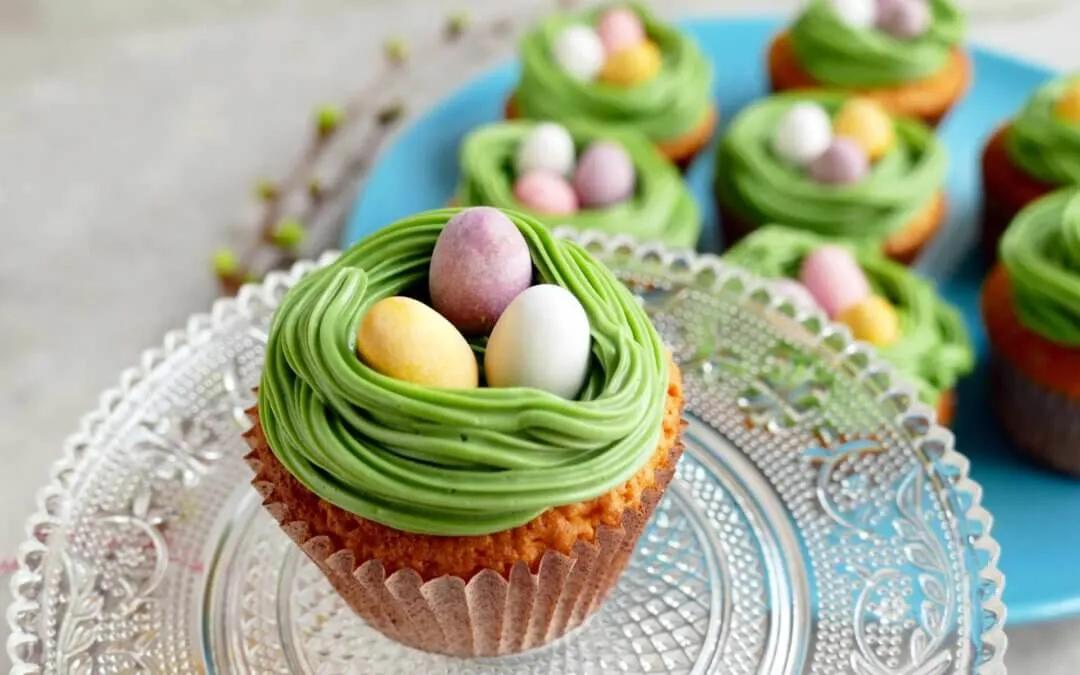 Oster-Cupcakes mit weißer Schokolade und einfacher Buttercreme