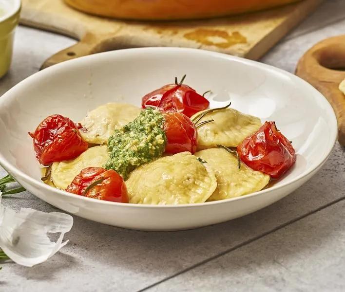 Mangold-Ravioli mit confierten Tomaten | Rezept | Tomaten, Ravioli ...