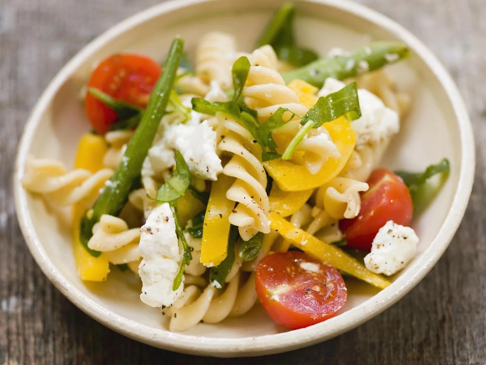 Pastasalat mit Bohnen, Feta und Tomaten Rezept | EAT SMARTER