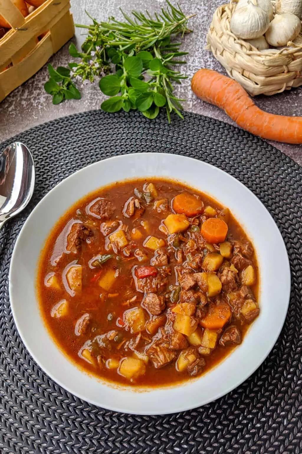 Deftige Gulaschsuppe mit Paprika und Kartoffeln - Einfaches Rezept ...