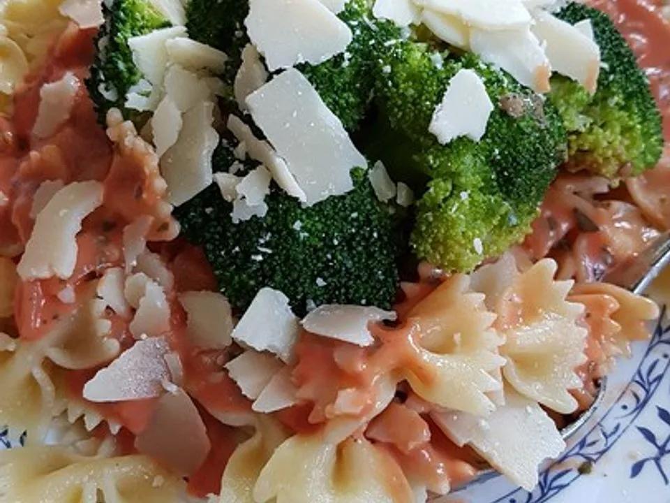 Farfalle in Tomaten-Sahnesauce mit Brokkoli von MaryAnn1987| Chefkoch