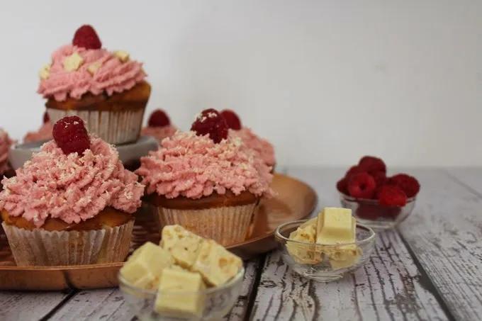 TouchofFlower´s Blog: Weiße Schokoladen Cupcakes mit Himbeer Frosting