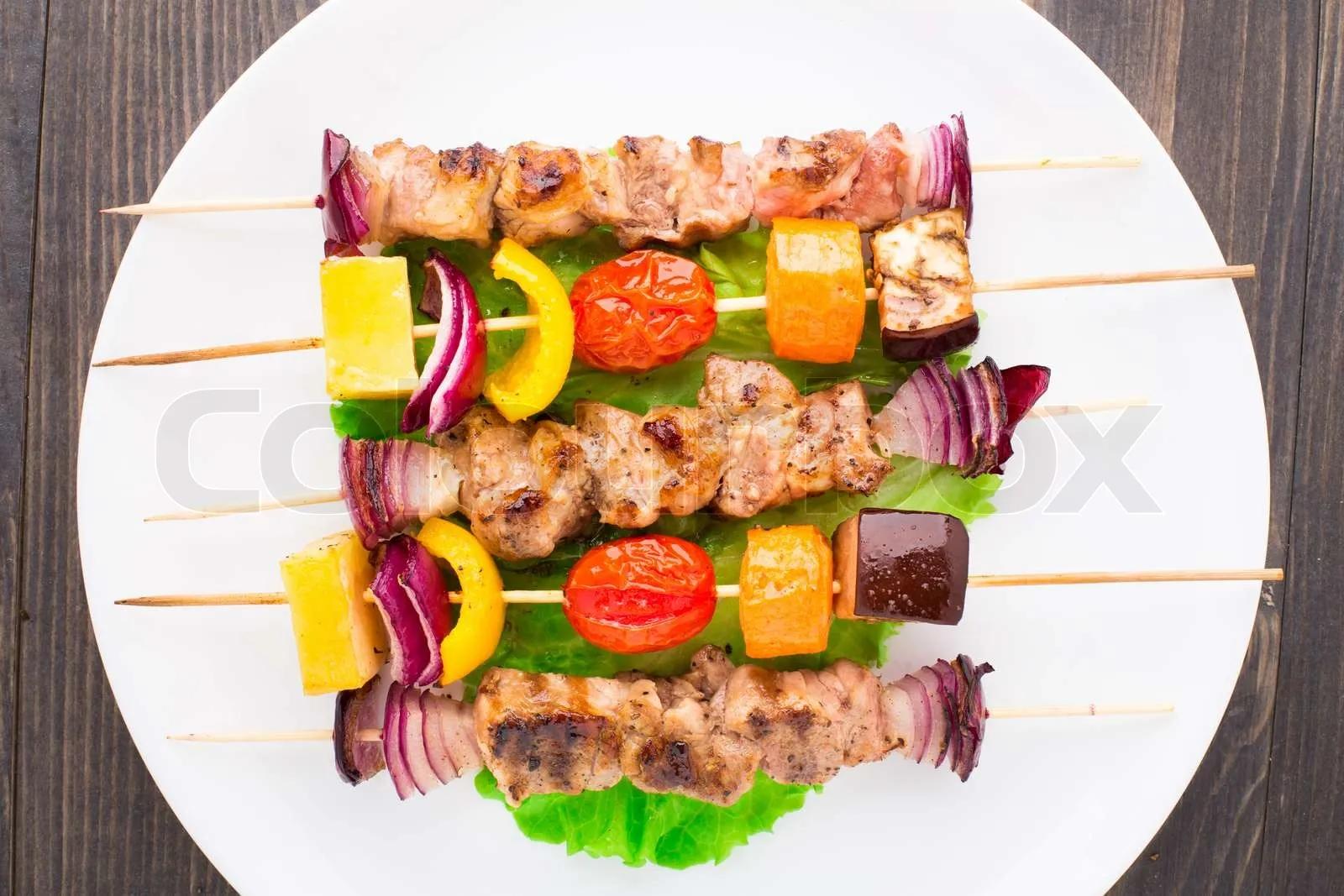 Gegrilltes Schweinefleisch und Gemüse-Spiesse auf einem Teller | Stock ...