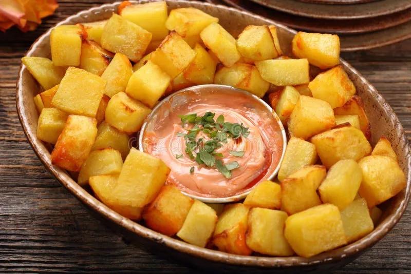 Patatas-bravas Traditionelle Spanische Kartoffel-Snack Tapas Stockbild ...