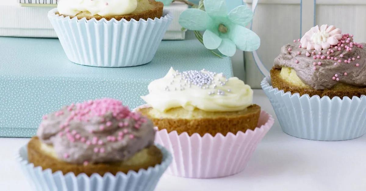 Cupcakes mit Vanille-und Schokotopping Rezept | EAT SMARTER