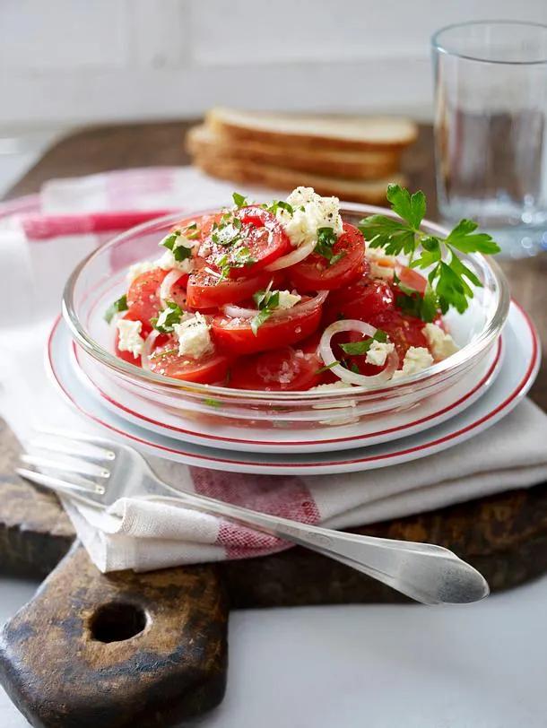Tomaten-Salat mit Schafskäse Rezept | LECKER
