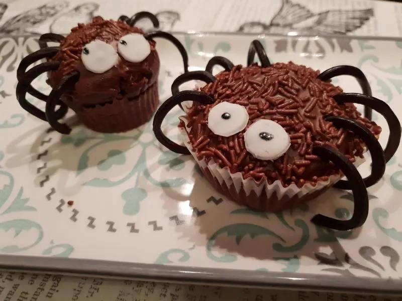 Einfache Halloween Cupcakes ☆ Spinnen und Mumien | Halloween cupcakes ...