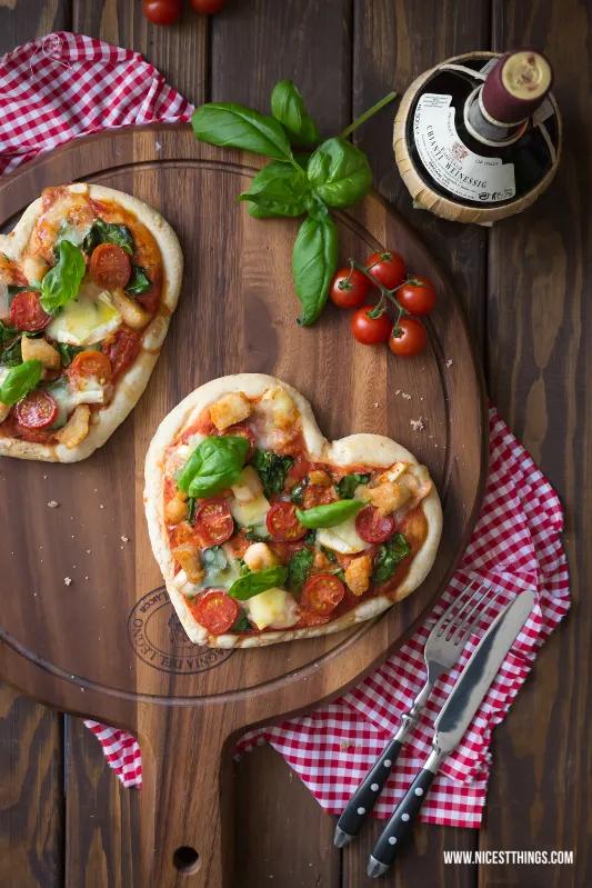 Herzpizza / Pizza in Herzform mit Géramont und Hähnchen | Rezepte ...