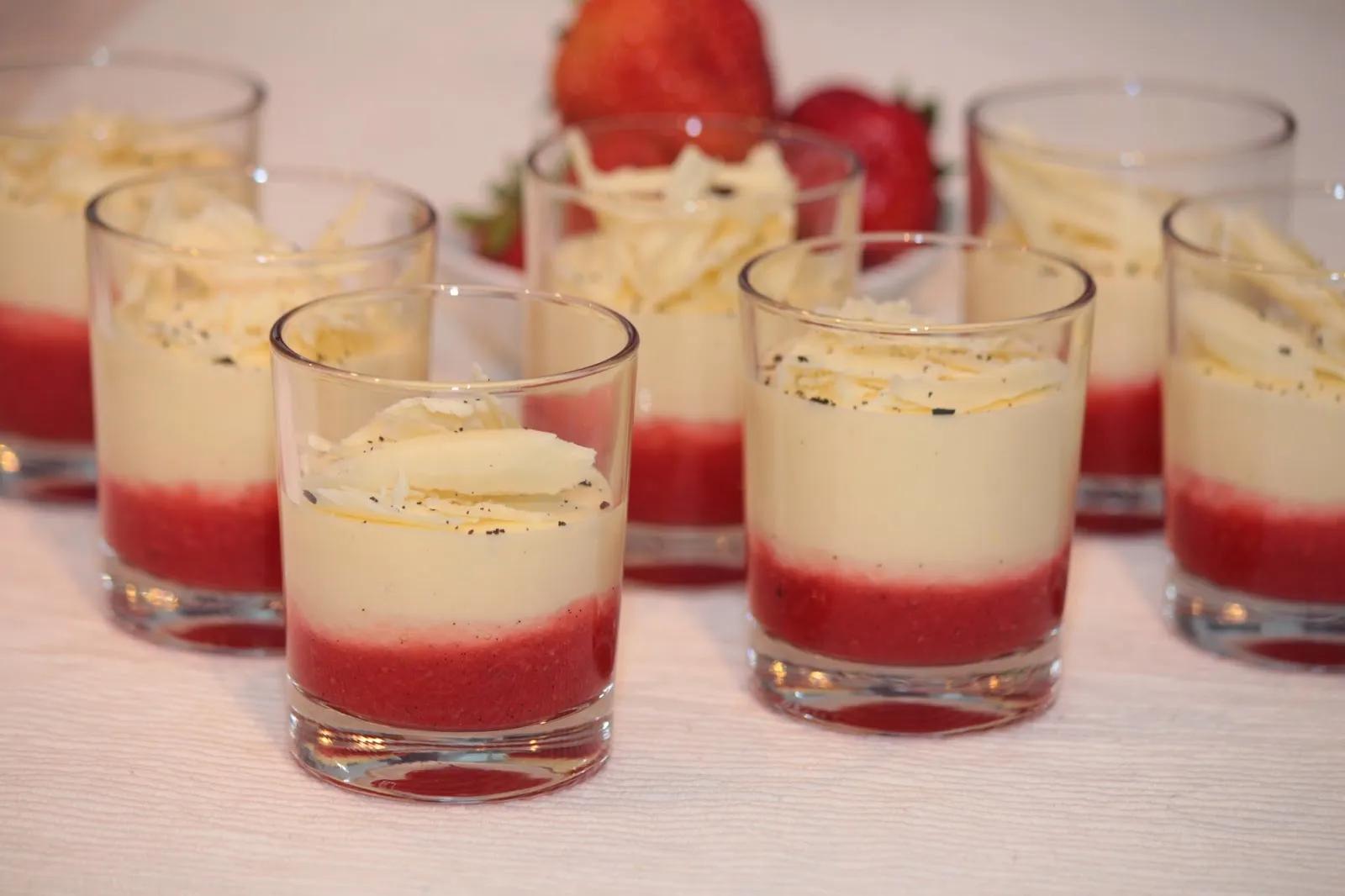 Bayerische Creme mit Erdbeeren (Dessert im Glas)