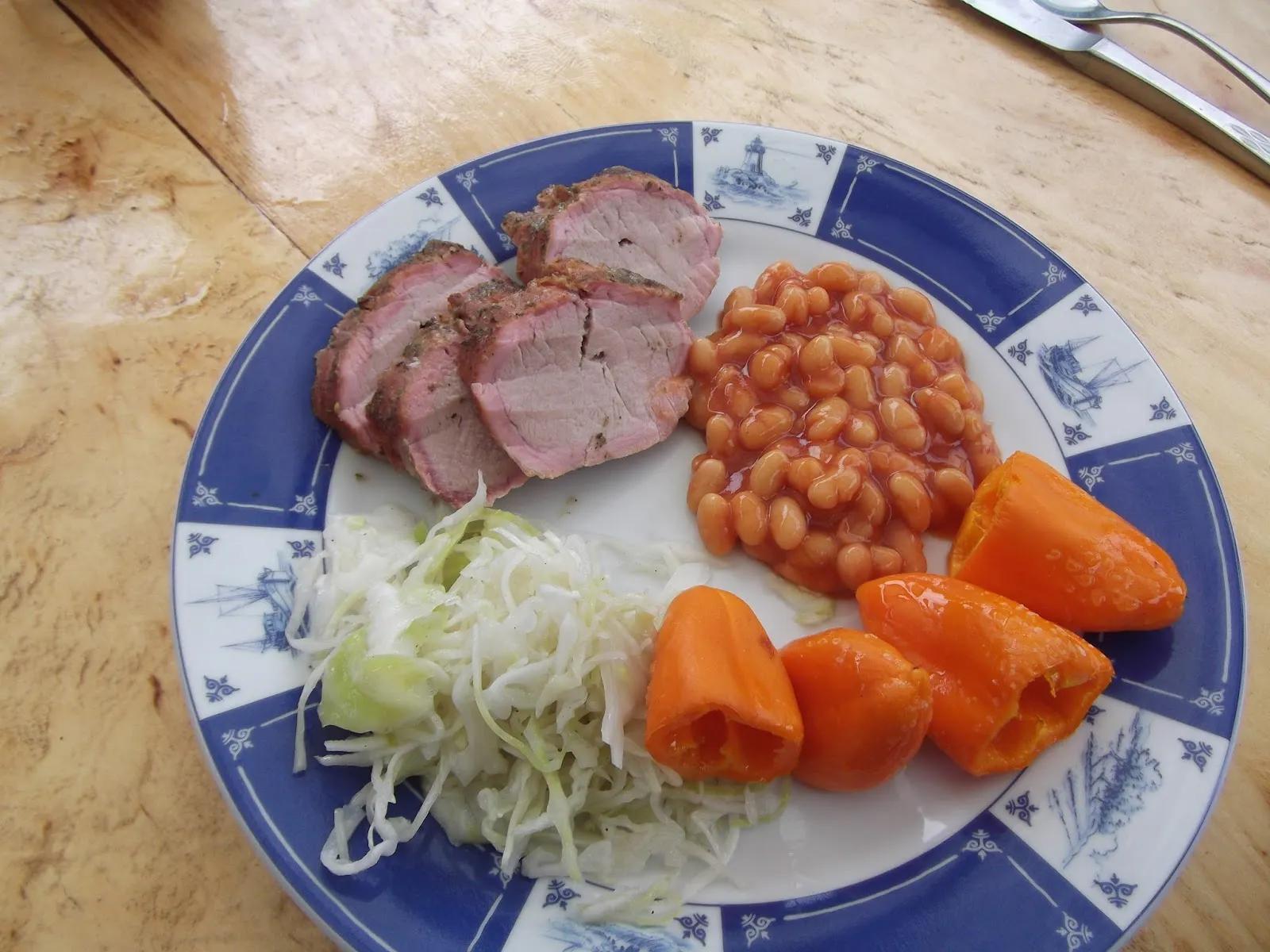 BBQ Smoker Lifestyle: Schweinefilet mit gebackenen Bohnen und Krautsalat