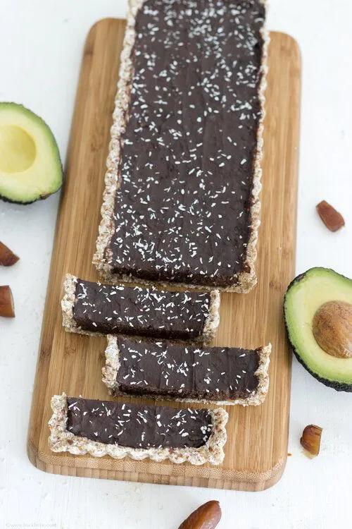 Vegane Schokoladen-Tarte mit Avocado, Datteln und Kokos - ohne Gluten ...