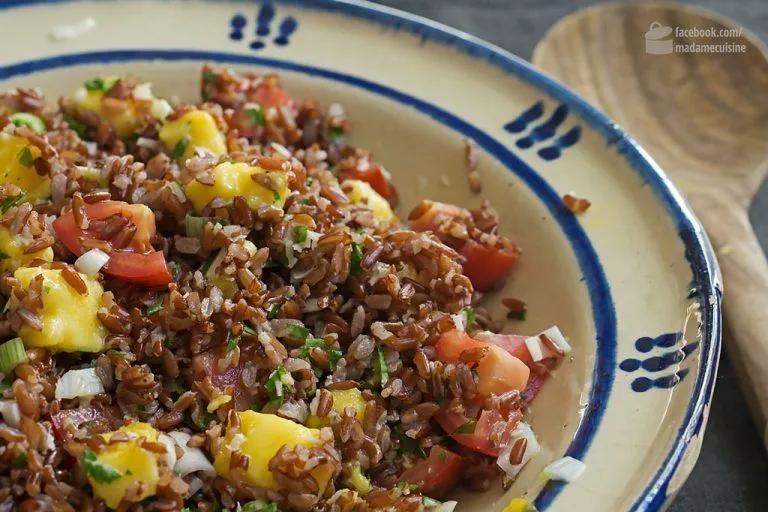 Roter Reissalat mit Mango und Kokosraspeln | Salate rezepte gesund ...