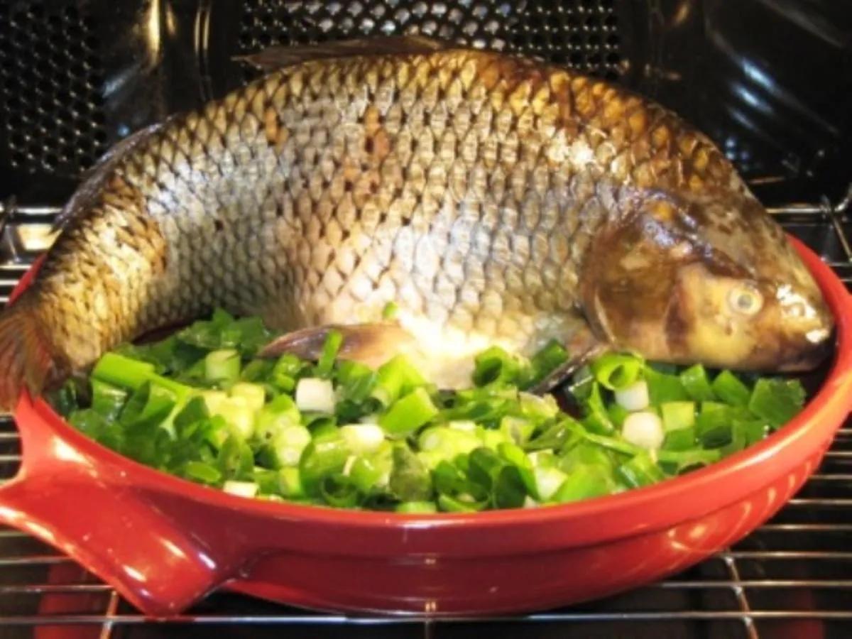 Fisch: Ganzer Karpfen aus dem Ofen mit Gemüse-Beilage - Rezept - kochbar.de