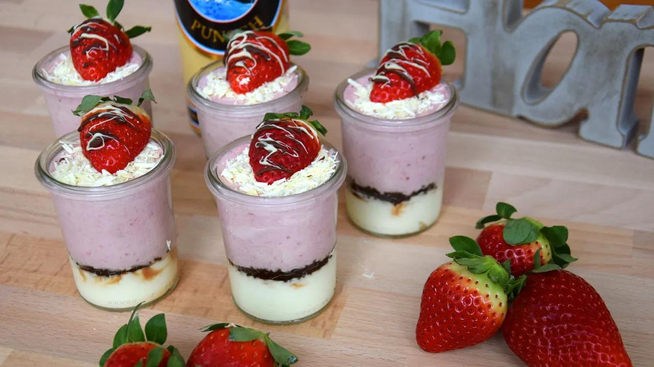 Weiße Schokoladen-Erdbeer-Mousse mit Verpoorten-Punsch - Rezept mit ...