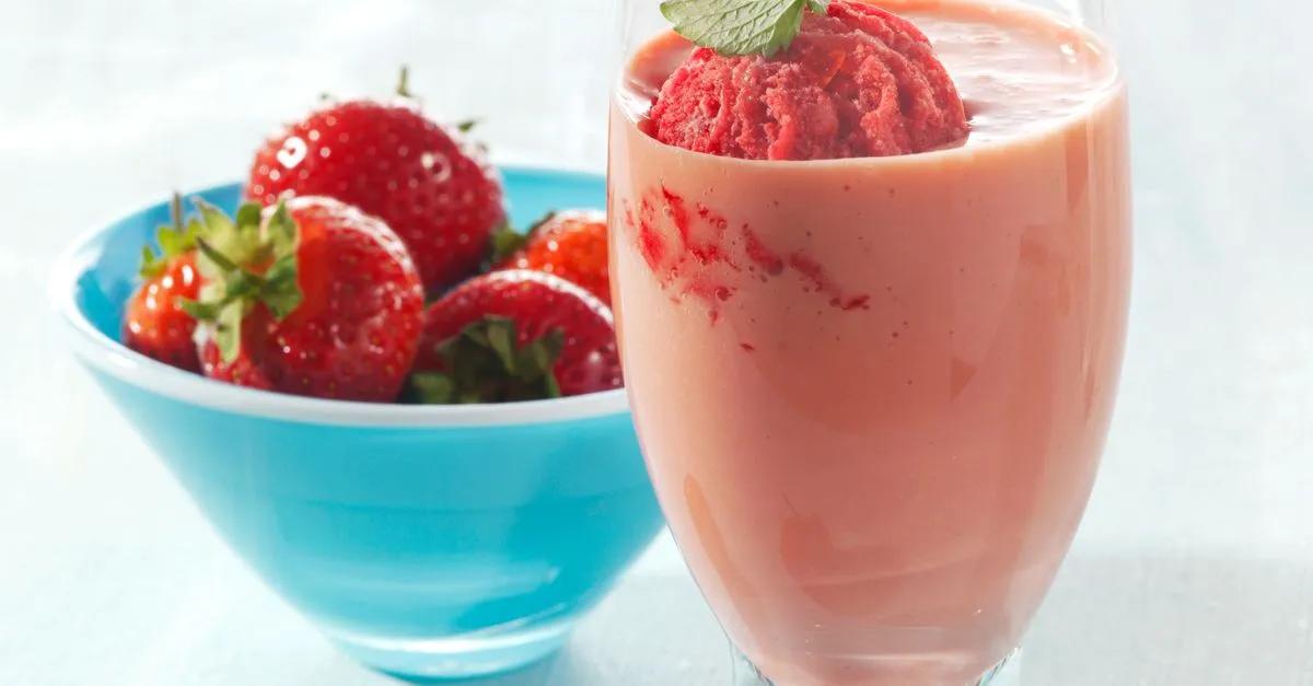 Erdbeereis-Joghurt-Shake Rezept | EAT SMARTER