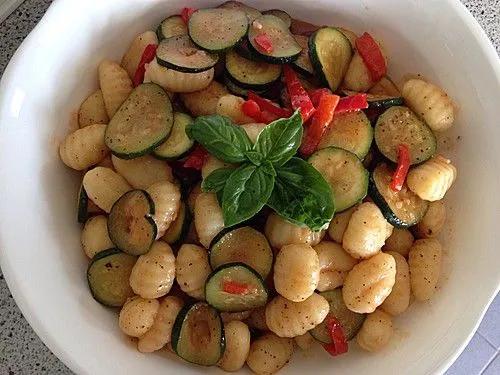 Gnocchi-Salat mit Zucchini und Paprika von TortillaGirl| Chefkoch ...
