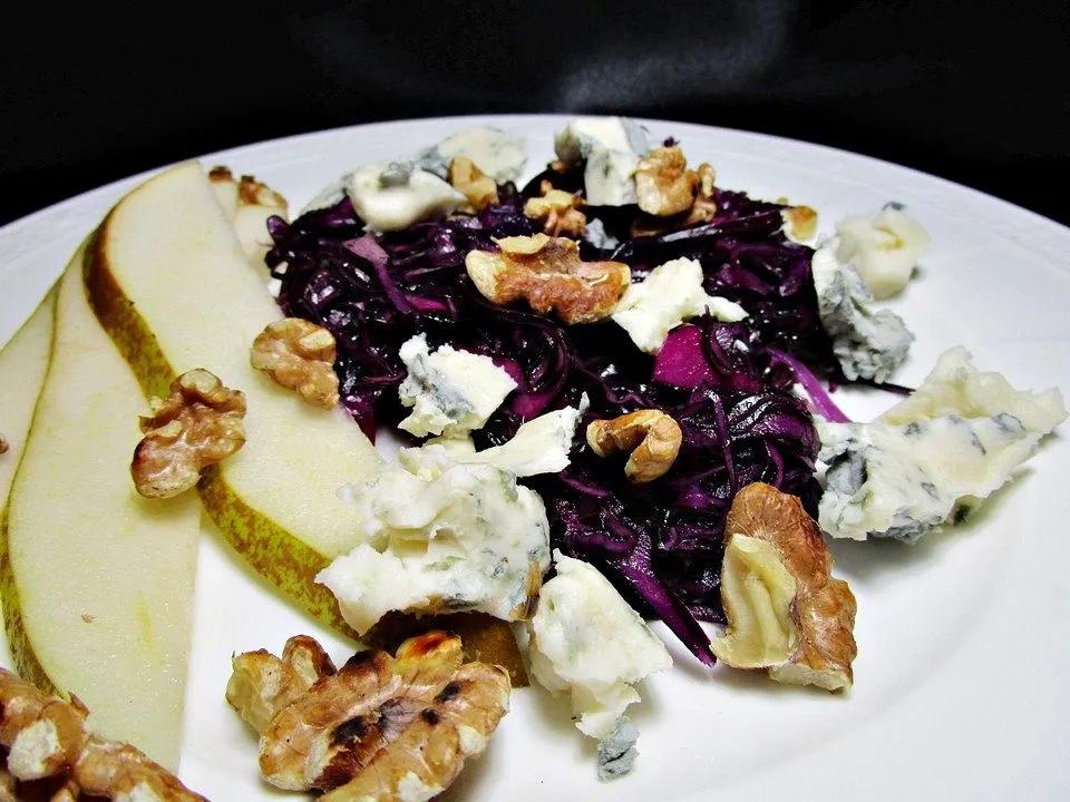 Rotkohlsalat mit Gorgonzola, Birnen und Walnüssen von Cleo13| Chefkoch