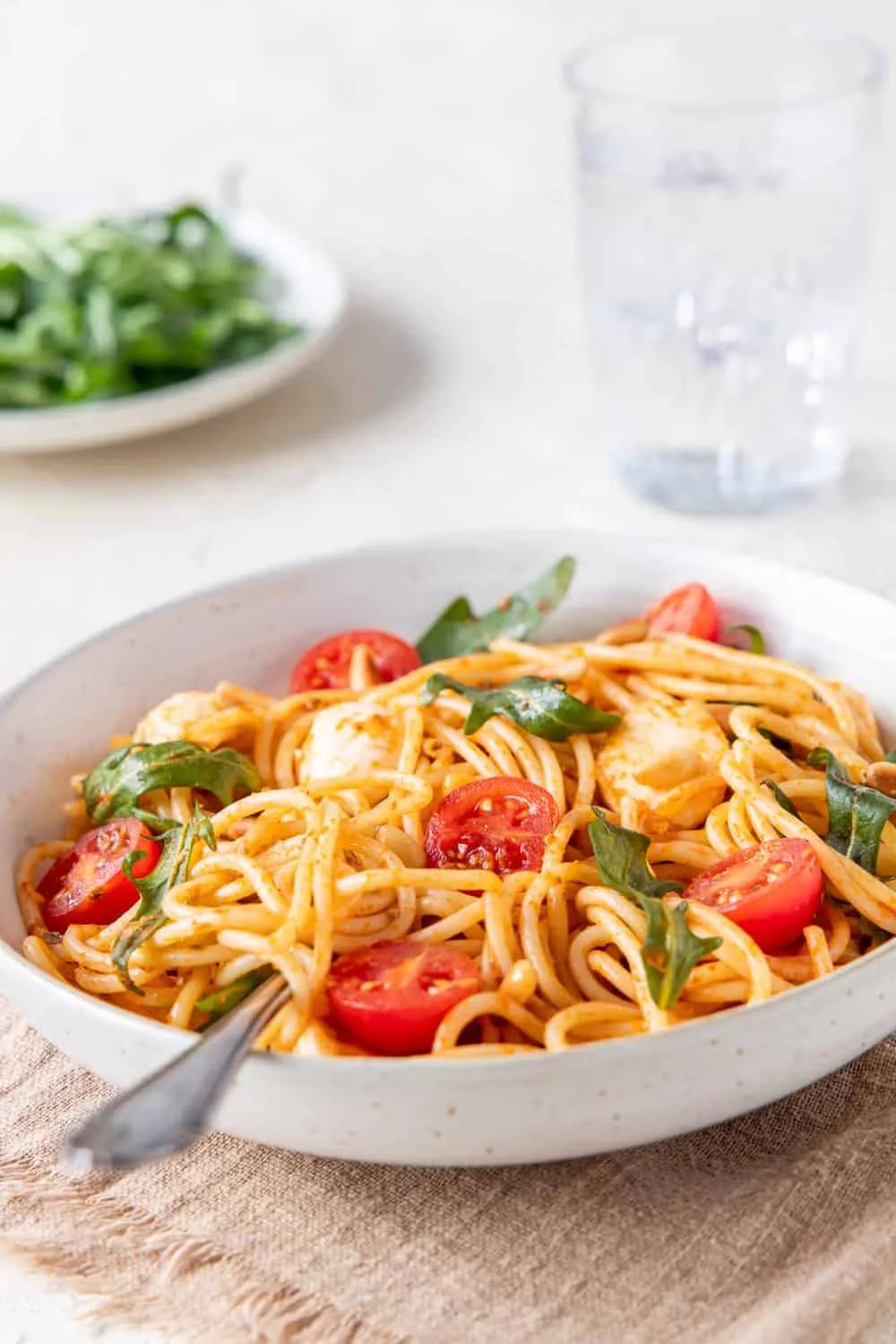 Bester Spaghettisalat mit Pesto - schnell &amp; einfach