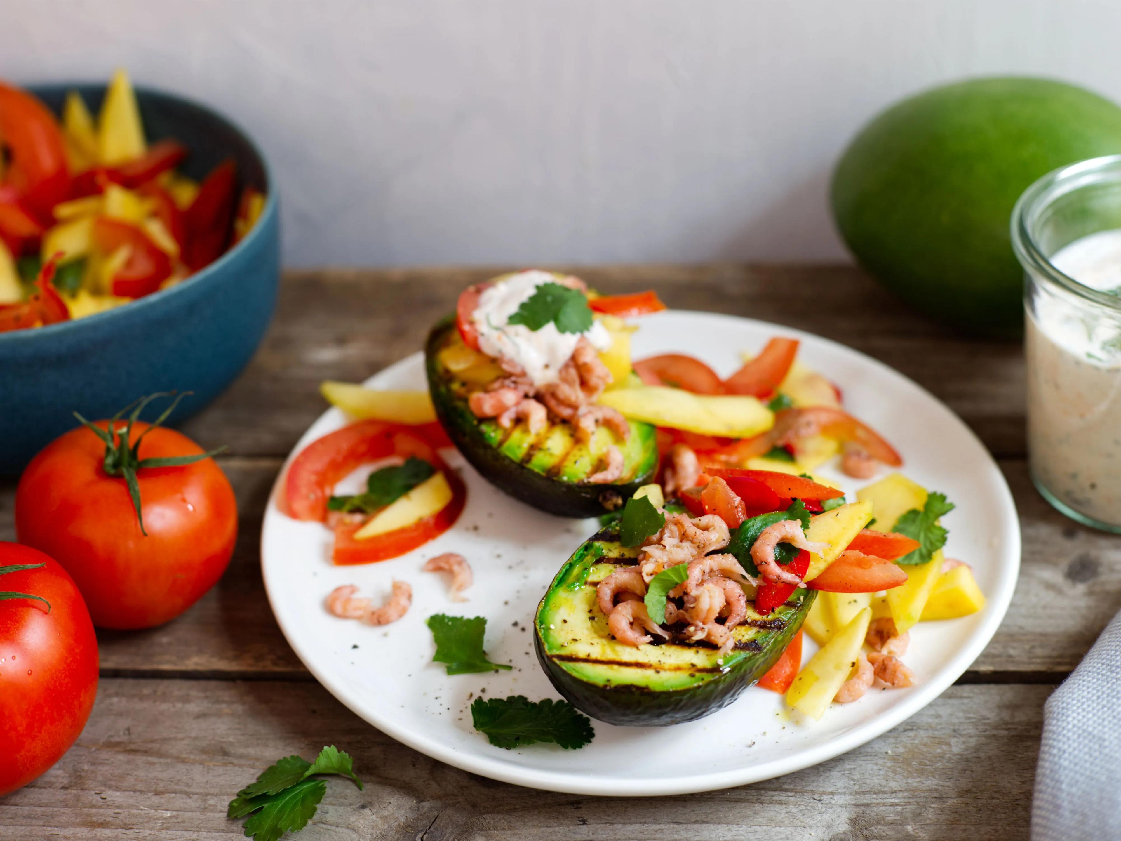 Gegrillte Avocado mit Mango-Tomatensalat und Krabben Rezept | EAT SMARTER