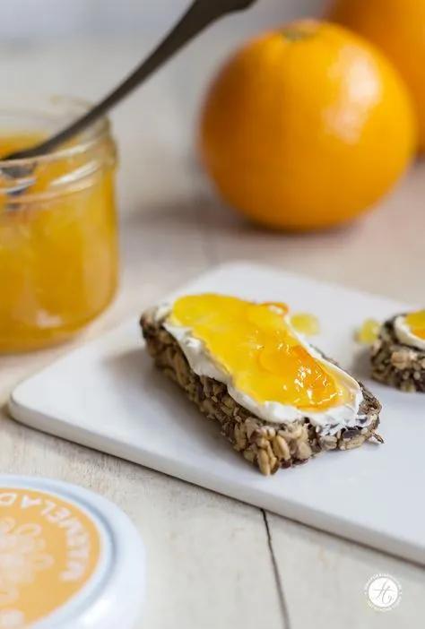 Orangen-Vanille Marmelade auf gesundem Brot, Rezept für leckere ...