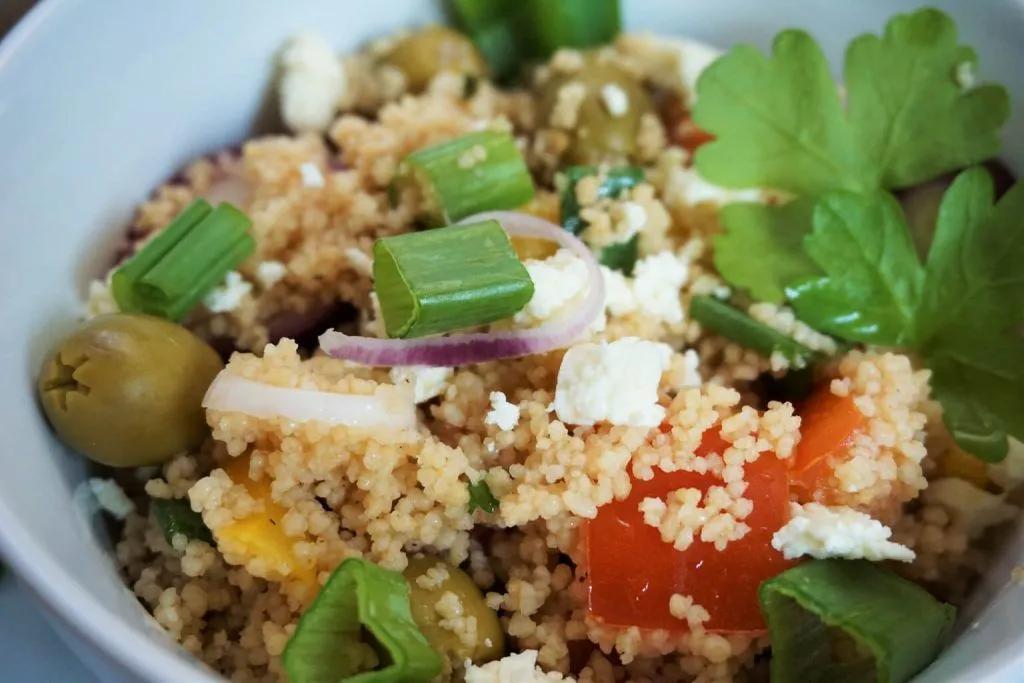 Couscous-Salat mit Feta und frischem Gemüse Feta Salat, Fried Rice ...