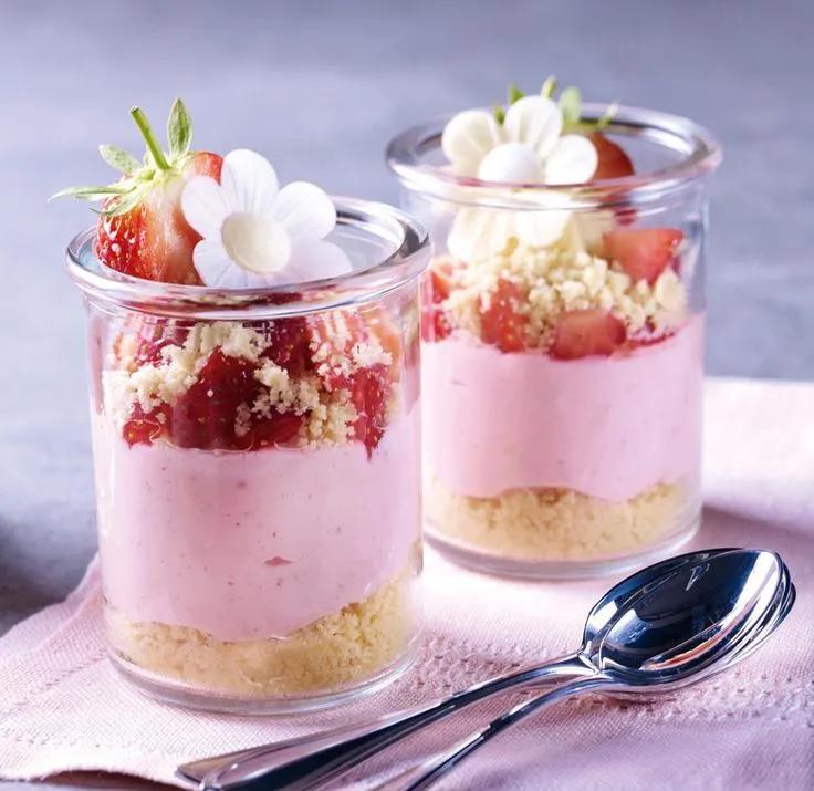 Geschichtetes Erdbeer-Quark-Dessert Erdbeeren, Quarkcreme und ein ...