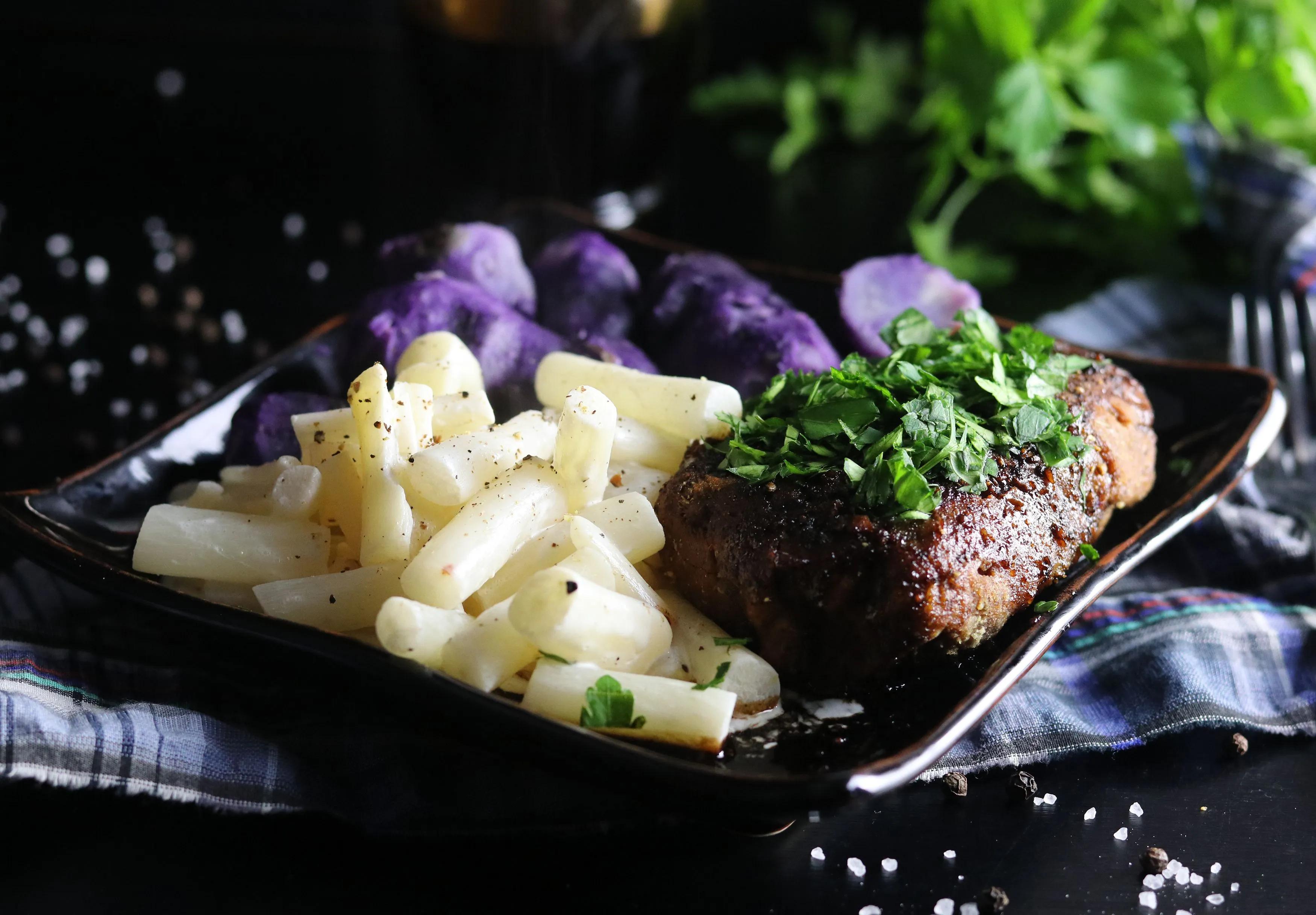 Feine, vegane Steaks mit Balsamico-Reduktion, lila Kartoffeln und ...