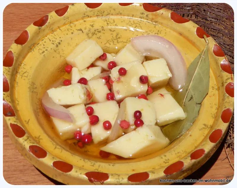 rosa Pfeffer vom Baum mit Zwiebeln und Käse, eingelegt in Öl › kochen ...