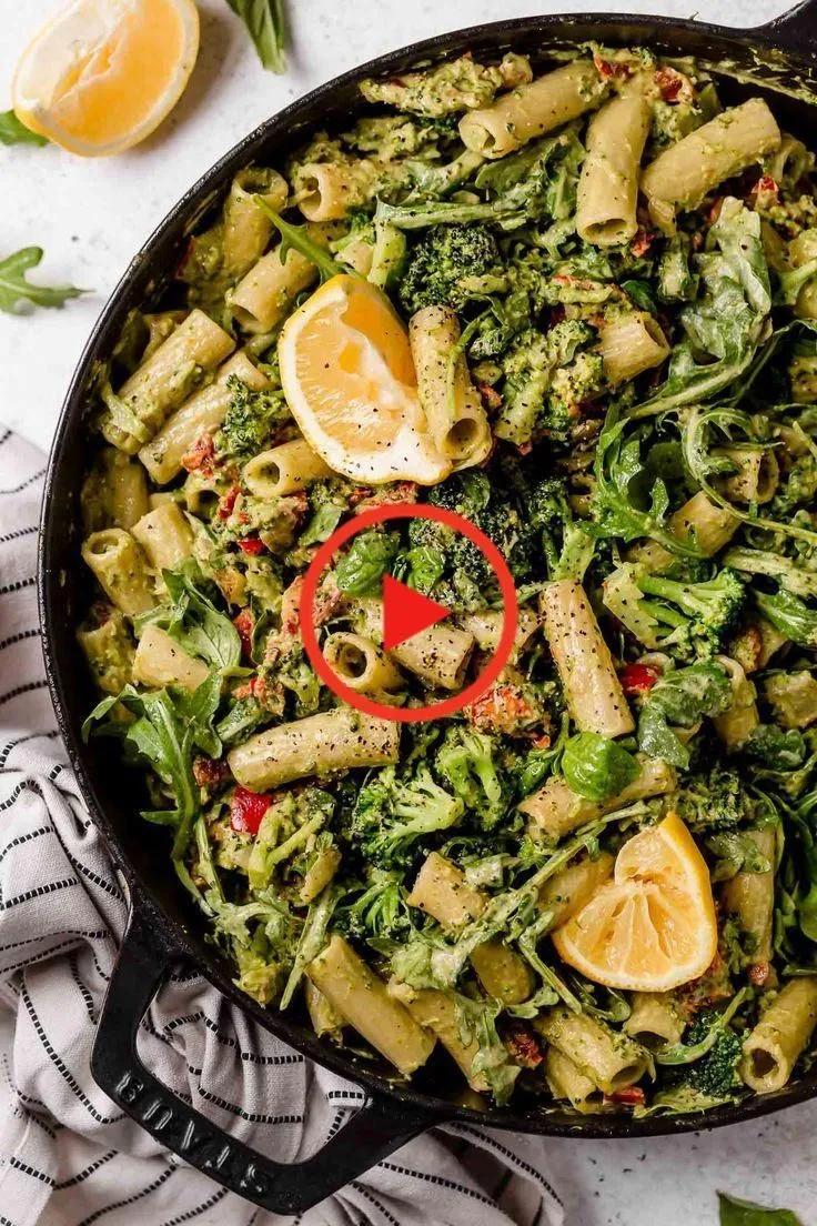 Lemony Basilikum cremige vegane Pasta mit Brokkoli und getrockneten ...