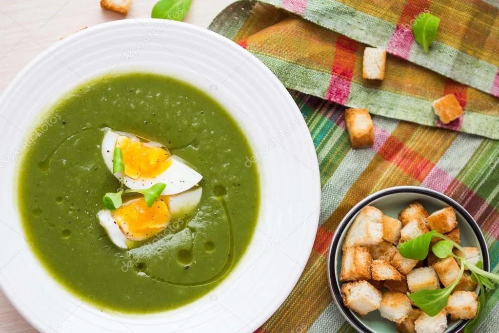 Grüne Frühling, Sommer-gesund-Cremesuppe mit Kräutern, Ei, Croûton ...