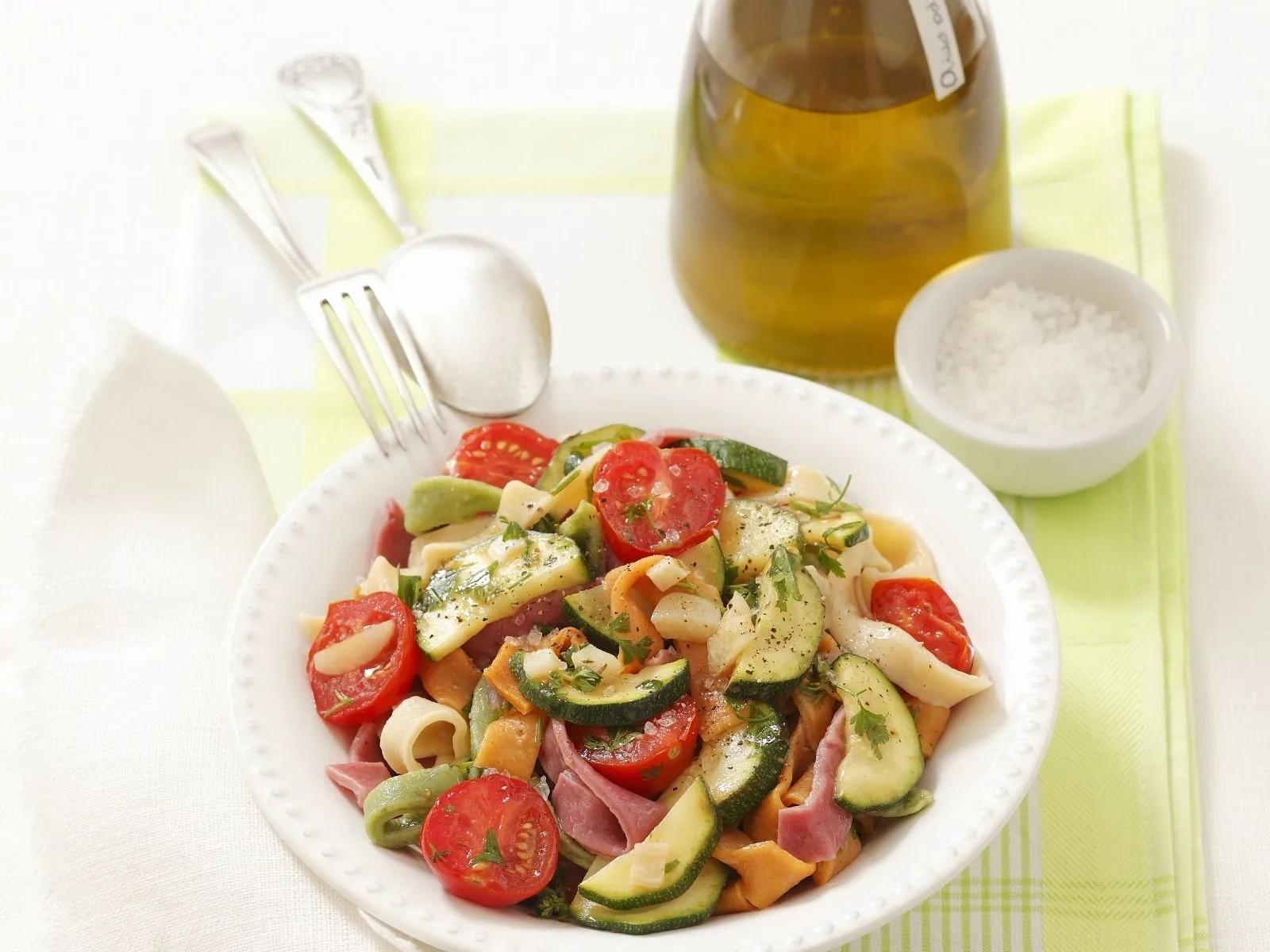 Bunte Nudeln mit Zucchini-Tomaten-Soße Rezept | EAT SMARTER