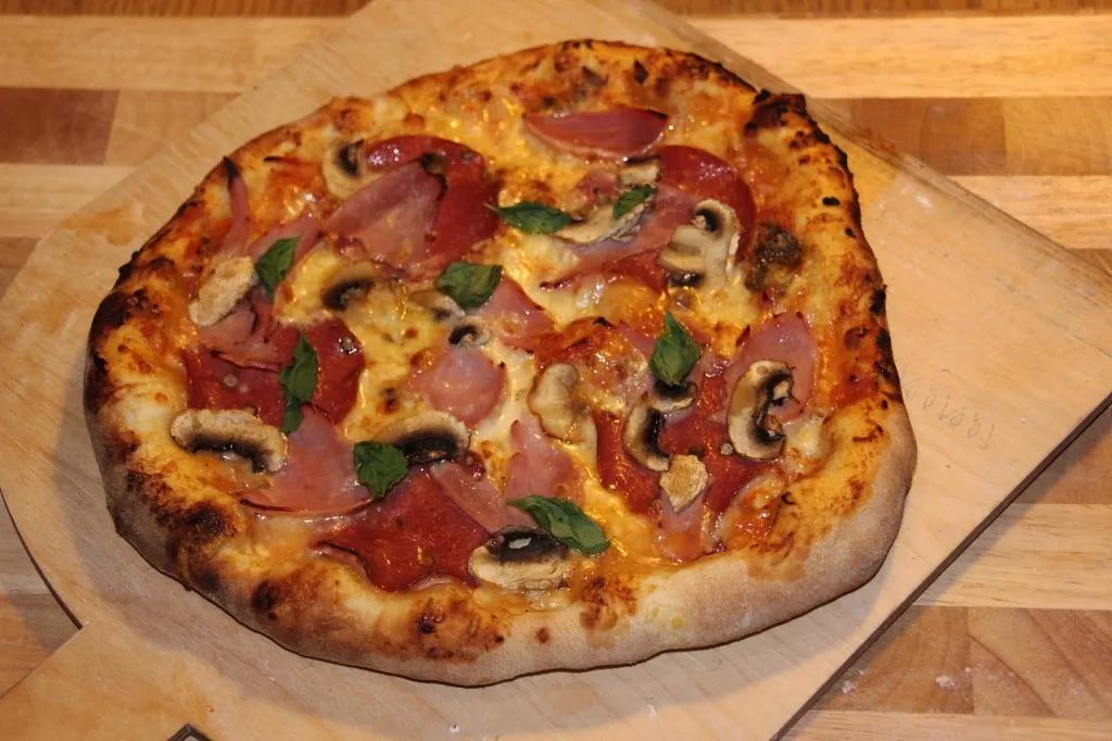 Pizza Speciale – Pizza mit Schinken, Salami und Pilzen - Perfekte Pizza