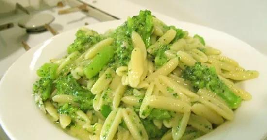 Radio Cucina: Pasta con broccoli e gorgonzola Pasta met broccoli en ...