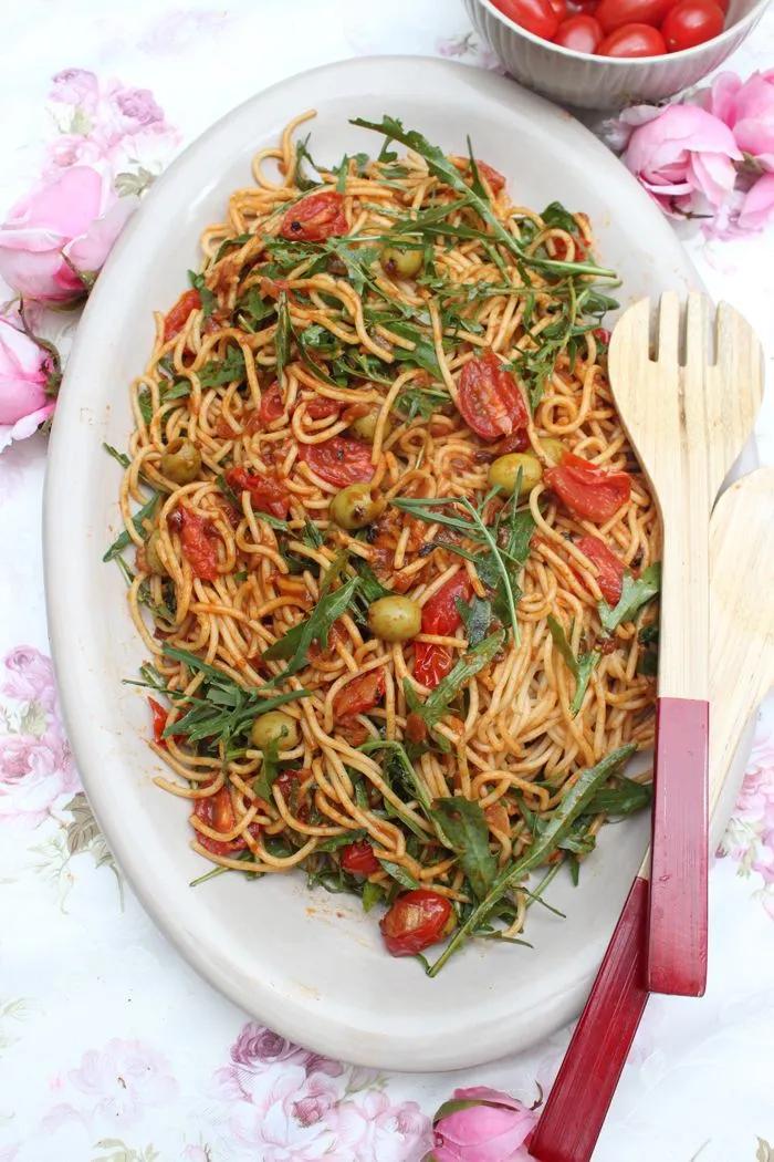 Spaghetti-Salat mit Tomaten, Oliven und Rucola in 20 Minuten ...