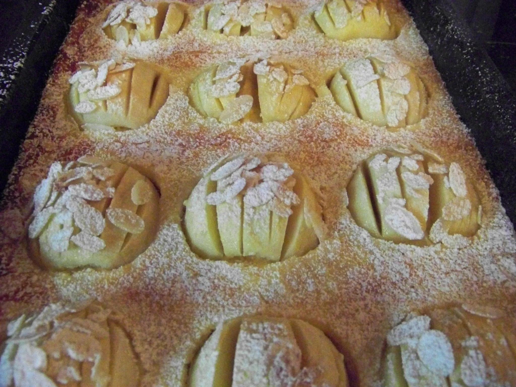 Apfelkuchen vom Blech mit Rahmguss und Mandeln | www.pfalz-info.com