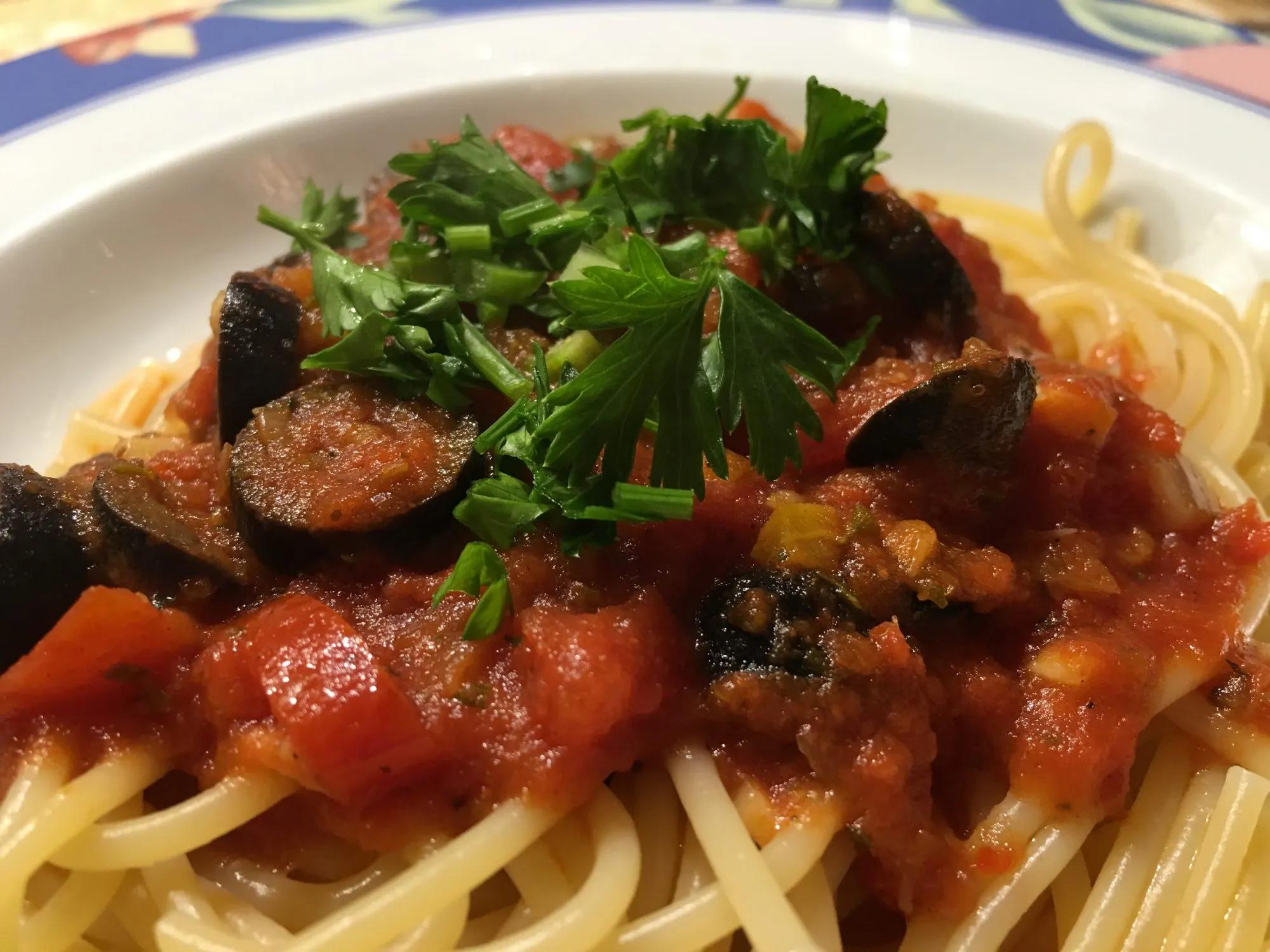 Spaghetti mit Oliven, Tomaten, Kapern und Sardellen