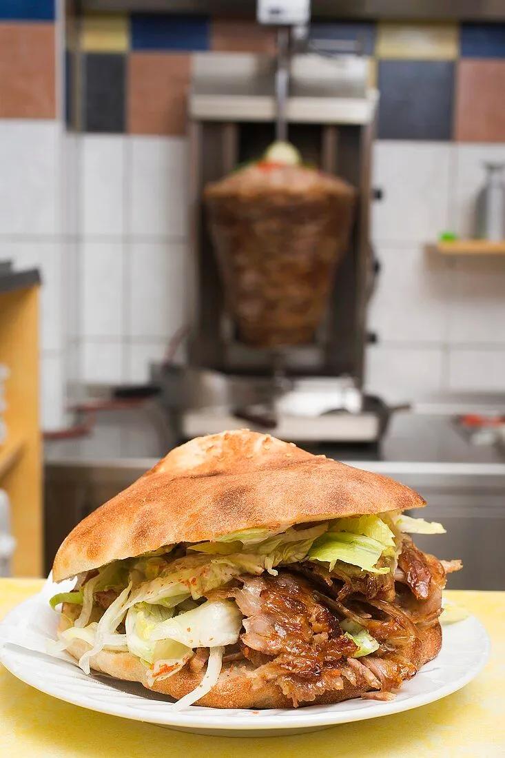 Ein Döner Kebab mit Fleischspiess im … – Bild kaufen – 943661 Image ...