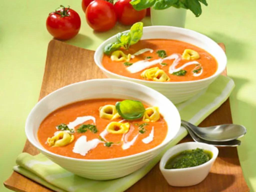 Italienische Tomatencremesuppe mit Pesto - einfach &amp; lecker ...